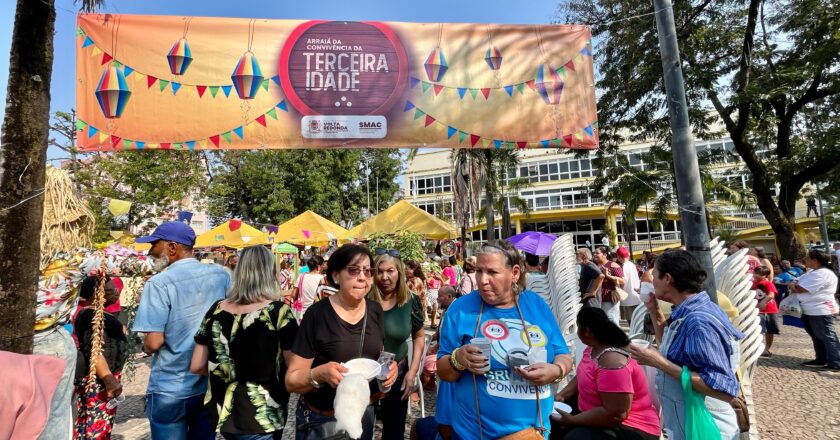 A praça em frente à Prefeitura de Volta Redonda ficou agitada com o ‘Arraiá da Convivência’ com música, quadrilha e comidas típicas