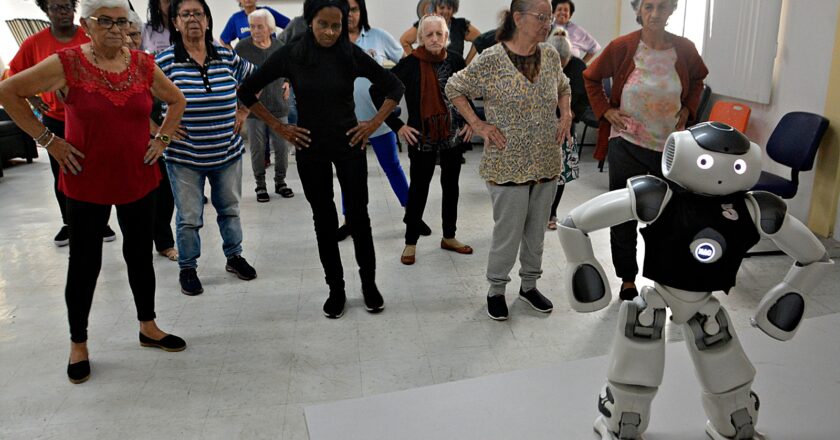 Idosos do Centro de Alzheimer de Volta Redonda se despedem do Robô NAO com aula de dança