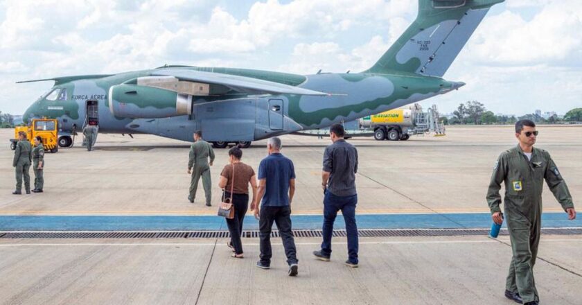 Terceiro avião trazendo brasileiros de Israel chega ao Brasil 