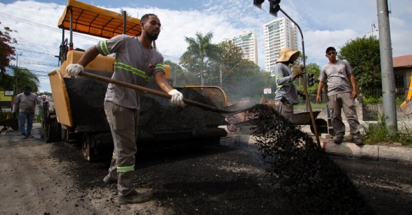 Rua 33 começa a ser asfaltada para melhorar circulação durante festas de fim de ano