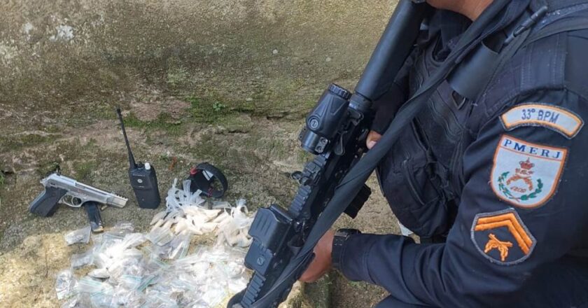 PM apreendem grande quantidade de drogas e armamentos em Angra dos Reis