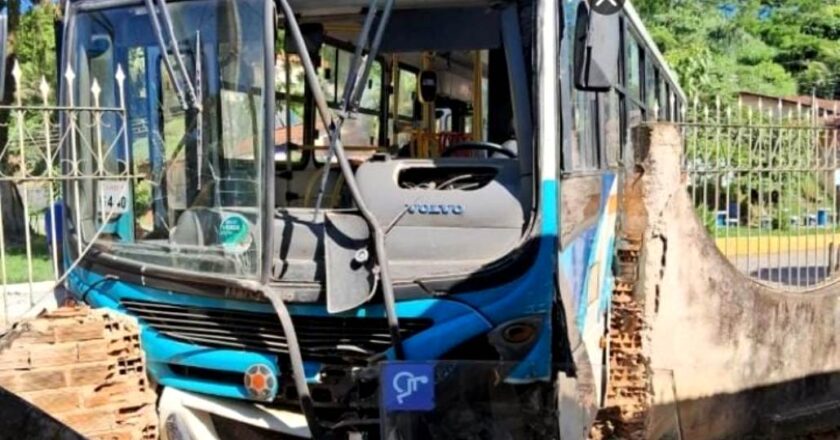 Batida de ônibus derruba muro de residência em Barra Mansa