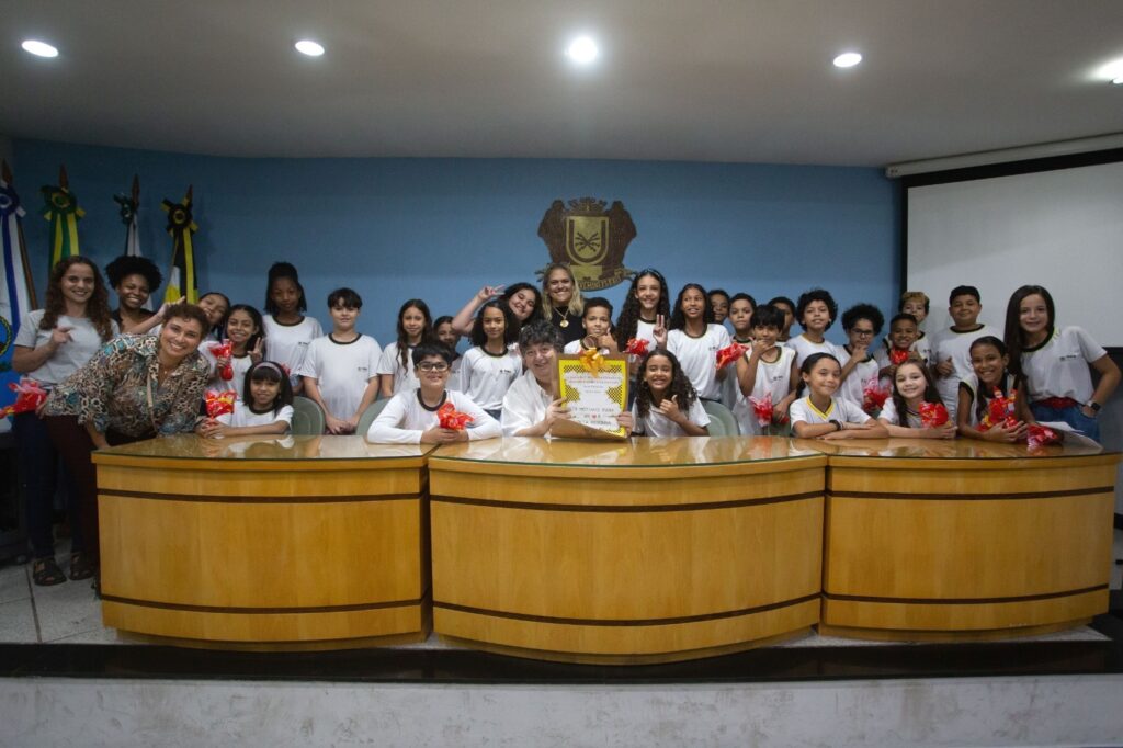 Prefeito Neto recebe livro de alunos  com 70 motivos para amar a cidade