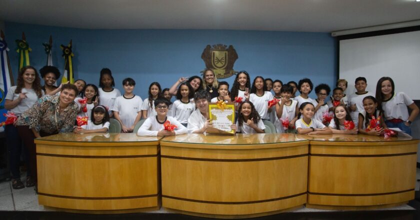 Prefeito Neto recebe livro de alunos  com 70 motivos para amar a cidade