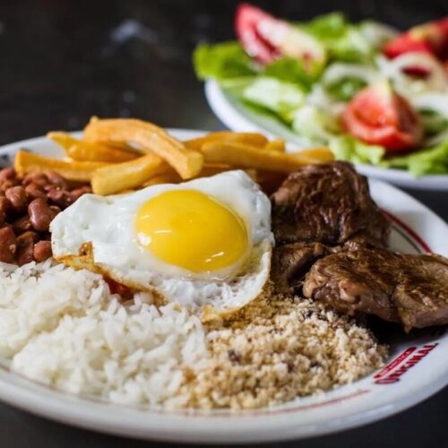 Brasileiros recorrem a pratos feitos e lanchonetes para controlar gastos com alimentação