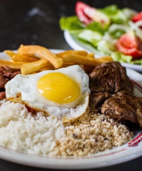 Brasileiros recorrem a pratos feitos e lanchonetes para controlar gastos com alimentação