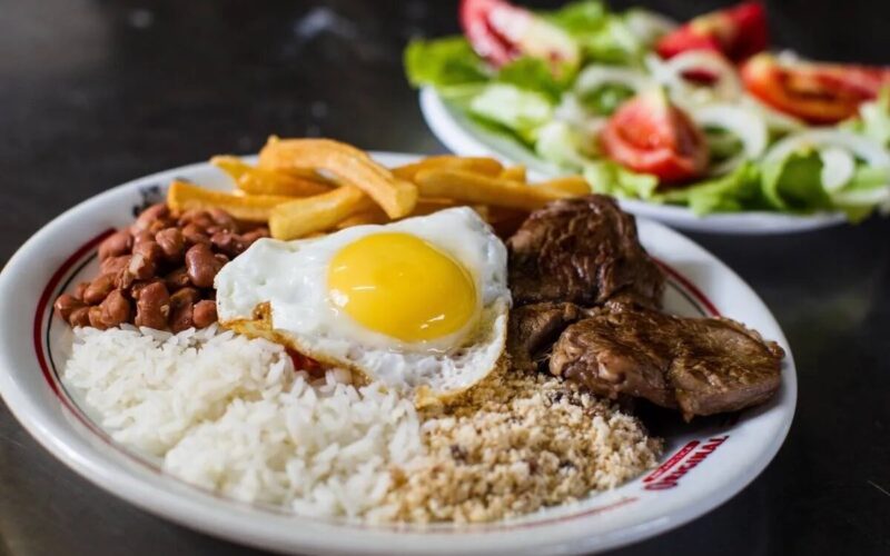 Brasileiros recorrem a pratos feitos e lanchonetes para controlar gastos com alimentação
