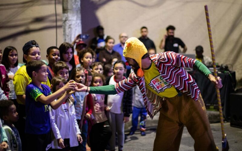 Volta Redonda: Palco Sobre Rodas iniciou apresentações de setembro na terça-feira (1º)