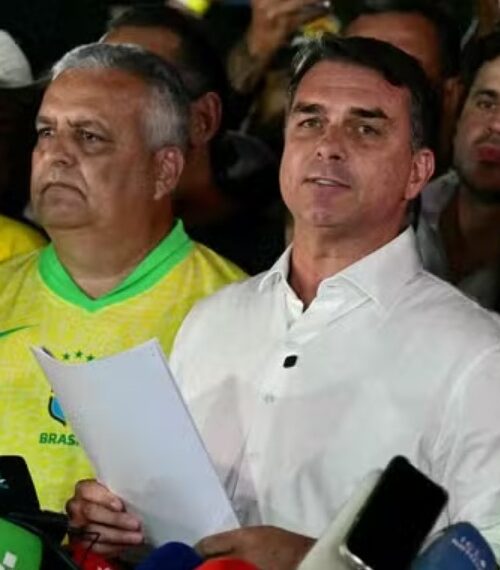 Flávio Bolsonaro está em voo para a Flórida, diz autoridade americana