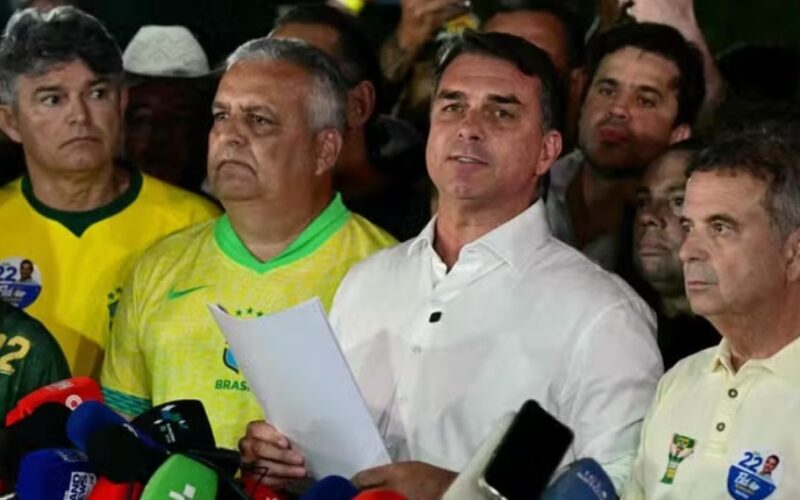 Flávio Bolsonaro está em voo para a Flórida, diz autoridade americana