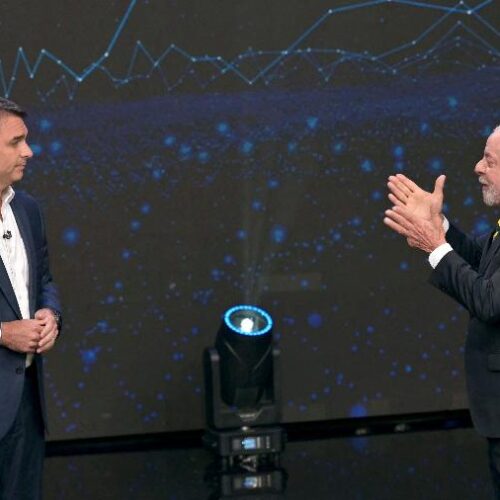 Lula e Flávio Bolsonaro trocam acusações e apresentam propostas em debate na Band