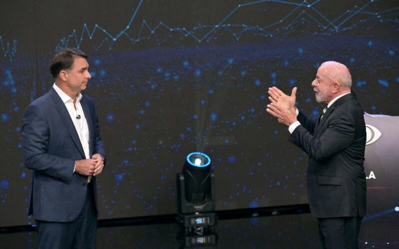 Lula e Flávio Bolsonaro trocam acusações e apresentam propostas em debate na Band